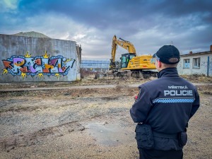 Město zahájilo likvidaci nechvalně proslulého squatu. Poslední bezdomovci ho opouštěli, když už přijely bagry