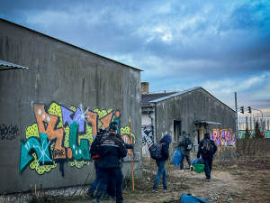 Město zahájilo likvidaci nechvalně proslulého squatu. Poslední bezdomovci ho opouštěli, když už přijely bagry