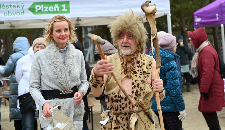Jiří Stavinoha vyhrál soutěž o nejlepší masku. Na snímku vedle otužilkyně Alice Visolajské, foto: Milan Svoboda