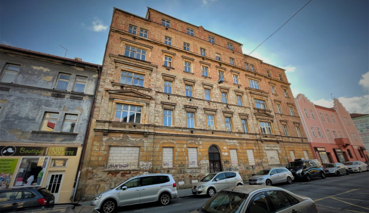 Dlouhá léta opuštěný a velmi pochmurný činžák v plzeňské Resslově ulici 13