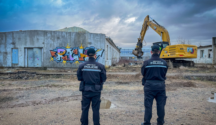 Město zahájilo likvidaci nechvalně proslulého squatu. Poslední bezdomovci ho opouštěli, když už přijely bagry