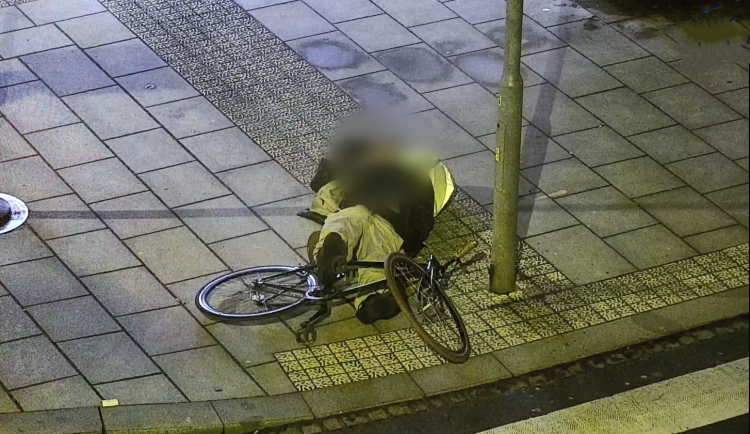 Boj se semaforem opilý cyklista prohrál. Po nárazu do sloupu utrpěl zranění hlavy a putoval do nemocnice