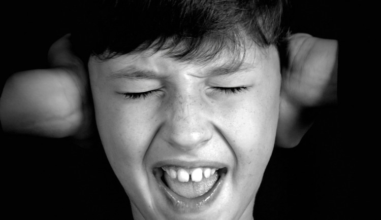 Doma vládne syn. Na rodiče křičel tak urputně, až sousedé zavolali strážníky