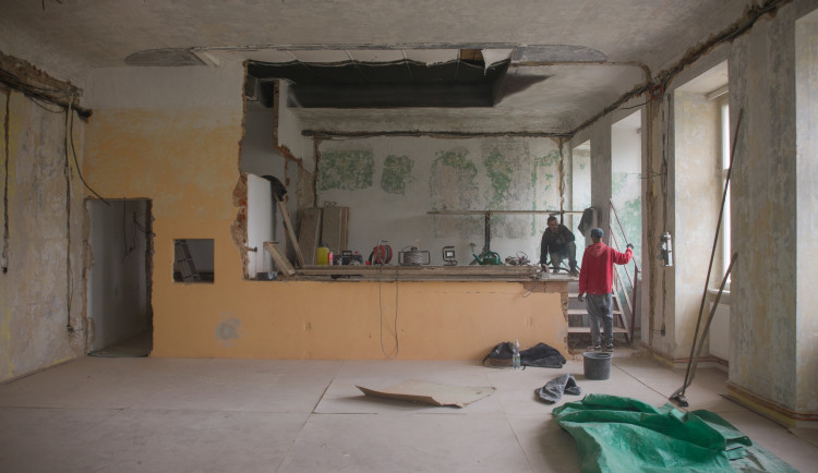 Přestavba zámku přinesla nečekaný objev v podobě vzácných maleb z 18. století a zbytků tvrze