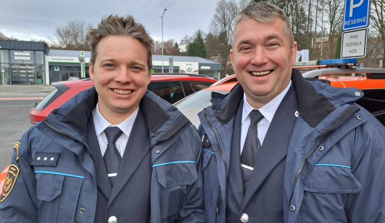 Zachránili tři životy. Hasiči a strážník byli v pravý čas na správném místě