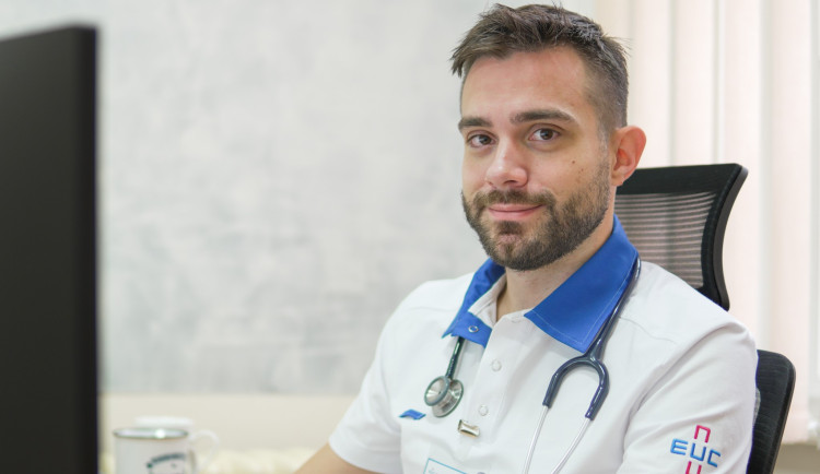 Včasná návštěva internisty je cestou, jak se vyhnout pobytu v nemocnici, říká lékař Július Gelžinský