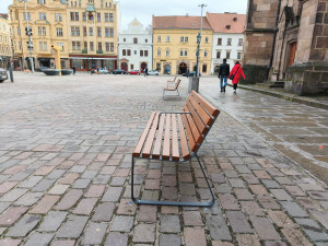 Lavička není postel. Město pořídilo desítky nových lavic se středovou opěrkou, aby se na nich nedalo ležet