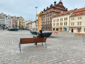 Lavička není postel. Město pořídilo desítky nových lavic se středovou opěrkou, aby se na nich nedalo ležet