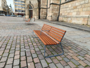 Lavička není postel. Město pořídilo desítky nových lavic se středovou opěrkou, aby se na nich nedalo ležet