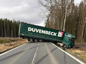 Havarovaný kamion zcela ochromil provoz na silnici I/26 u přechodu Folmava. Řidič byl pod vlivem alkoholu