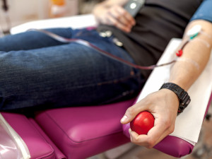 Nemocnicím stále chybí dárci krve, mladí lidé si ale raději přivydělají prodejem plazmy