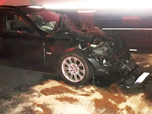 Řidič vozu BMW nezvládl na dálnici D5 předjíždění kamionu, narazil zezadu do návěsu a sešrotoval si předek auta