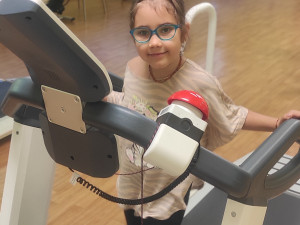 Předčasný příchod na svět, nízká porodní váha, krvácení do mozku. Přesto díky lásce a péči rodičů dělá Maruška obrovské pokroky