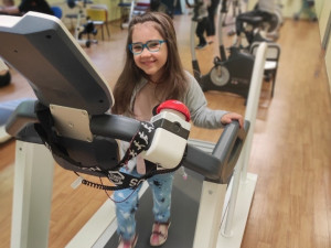 Předčasný příchod na svět, nízká porodní váha, krvácení do mozku. Přesto díky lásce a péči rodičů dělá Maruška obrovské pokroky