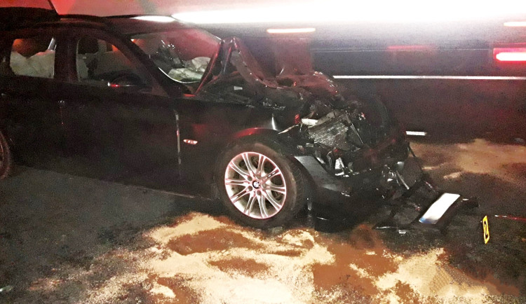 Řidič vozu BMW nezvládl na dálnici D5 předjíždění kamionu, narazil zezadu do návěsu a sešrotoval si předek