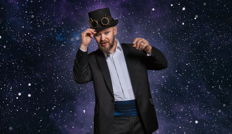 Dřív lákal na výnosné projekty, po nichž zůstali zklamaní investoři. Teď král multilevelu sází na výdělky ze stromů