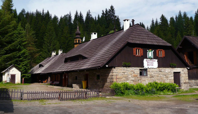 Šumavské Srní chce letos začít s opravou historických staveb v kempu Antýgl.