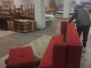 Deset tun nábytku za tři měsíce. Nábytková banka pomáhá nízkopříjmovým domácnostem