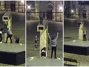 VIDEO: Mladík vyšplhal na kašnu, aby si udělal originální fotku. Zaujal nejen kamarády ale i policii