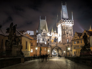 Osvětlená elegance: Noční putování skrze pražské divy při plavbě po řece