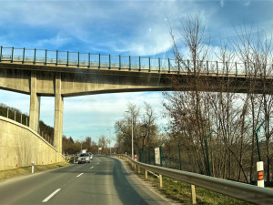 Po Západním okruhu se jezdí už rok a výrazně ulevil dopravě v centru