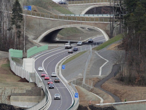 Po Západním okruhu se jezdí už rok a výrazně ulevil dopravě v centru. První nehoda se stala 33 hodin po otevření