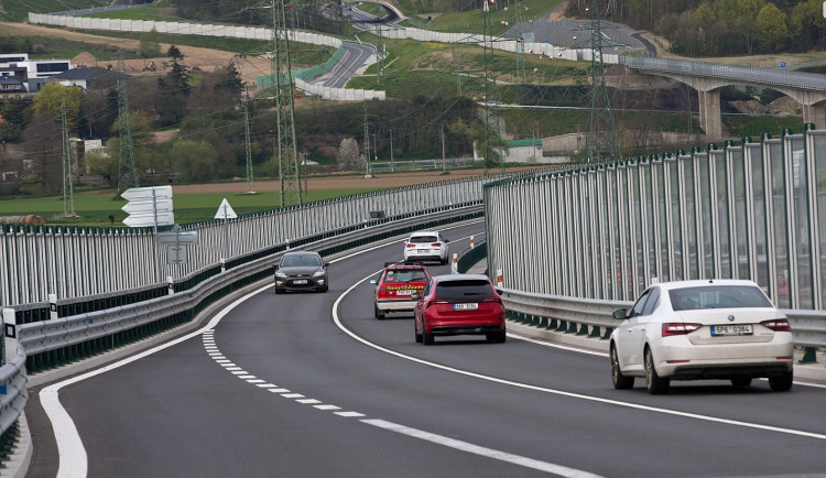 Po Západním okruhu se jezdí už rok a výrazně ulevil dopravě v centru. První nehoda se stala 33 hodin po otevření