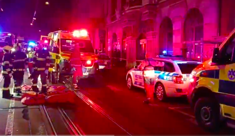 O zraněné z hořícího baru pečovalo přes 120 zdravotníků. Šlo o největší hromadné neštěstí posledních dvou let