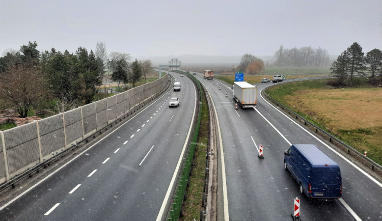Nový kruhový objezd u sjezdu z dálnice D5 omezí nehody a umožní rozšíření průmyslové zóny
