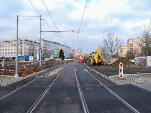 Loni se oprava tramvajové trati na Koterovské týkala zhruba stometrového úseku od OC Galerie Slovany včetně okružní křižovatky na náměstí Generála Píky