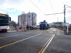 Loni se oprava tramvajové trati na Koterovské týkala zhruba stometrového úseku od OC Galerie Slovany včetně okružní křižovatky na náměstí Generála Píky
