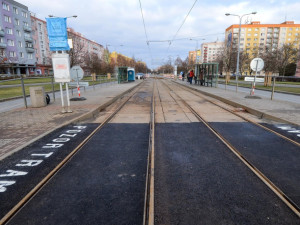 Loni se oprava tramvajové trati na Koterovské týkala zhruba stometrového úseku od OC Galerie Slovany včetně okružní křižovatky na náměstí Generála Píky