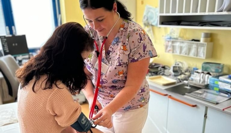Budoucí zdravotní sestry z Německa vykonávají praxi na pediatrickém oddělení v Domažlické nemocnici