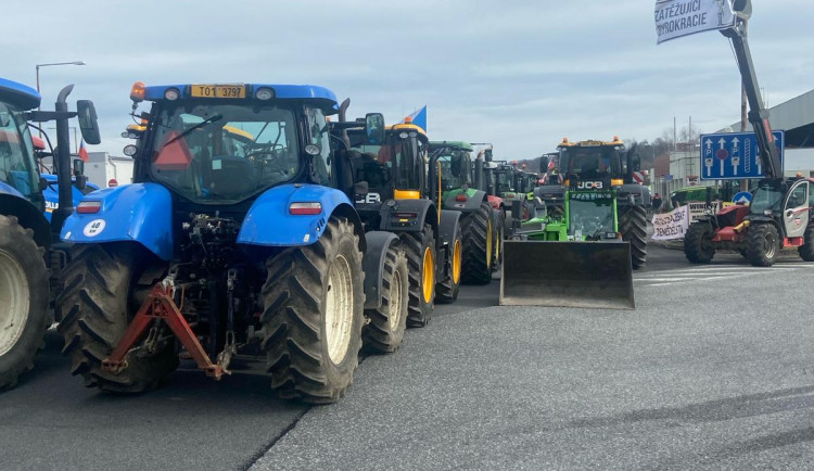 Farmáři z Plzeňského kraje protestovali u hranic proti politice EU, přidali se i Němci