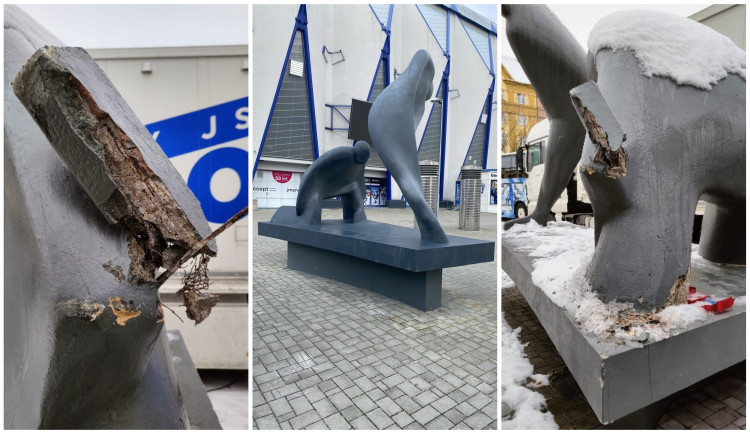 Sousoší hokejistů před zimákem poškodil kamion, dílo ze 70. let opravila odborná kamenická firma