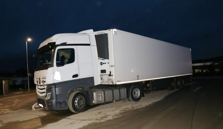 Po dálnici kličkoval ze strany na stranu neosvětlený kamion. Uvnitř seděl za volantem opilý řidič