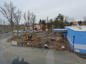 V areálu Klatovské nemocnice už stojí nový pavilon dialýzy. Ještě chybí dodělat plochu před vstupem