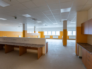 V areálu Klatovské nemocnice už stojí nový pavilon dialýzy. Ještě chybí dodělat plochu před vstupem