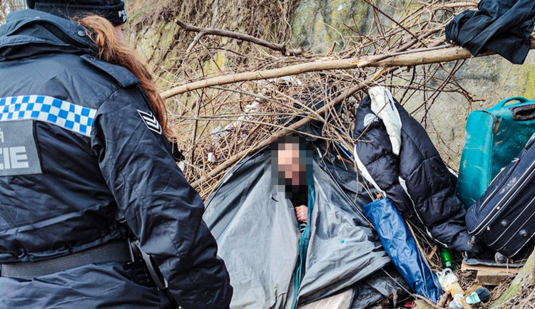 Policie vyhostila ze země problémového bezdomovce, recidivista a drogově závislý muž kradl a dělal nepořádek