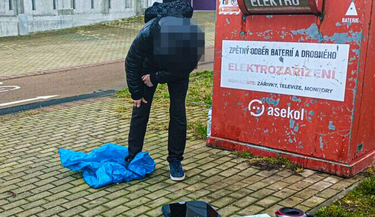 Dva muži riskovali život, když dolovali odpadky v kontejneru na elektroodpad