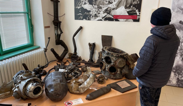 Deset amerických letců zahynulo před 80 lety v sestřeleném bombardéru u Nepomuku. Trosky vystavuje muzeum