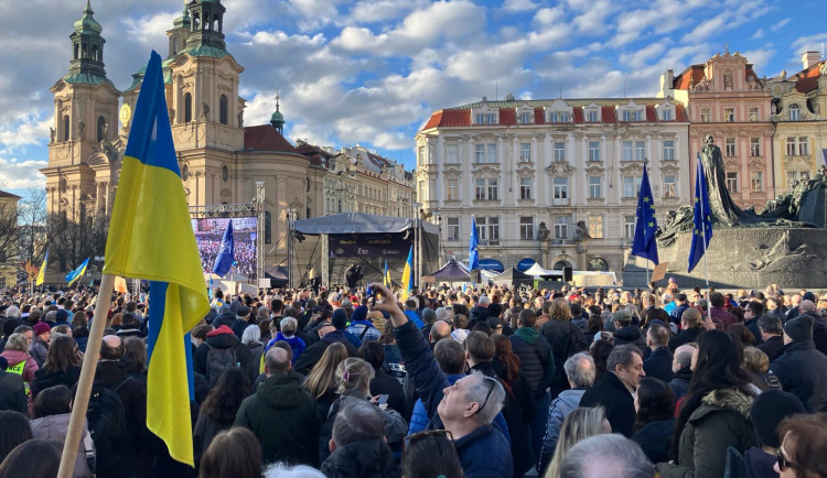 FOTOGALERIE: Prahou prošel průvod na podporu Ukrajiny, připojil se k shromáždění, kde promluvil prezident Pavel