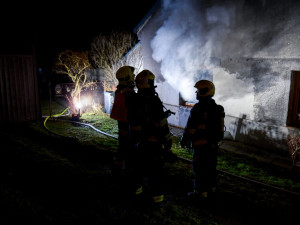 FOTO: Hasiči resuscitovali kočku a z hořícího domu zachránili také králíka
