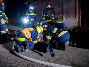 FOTO: Hasiči resuscitovali kočku a z hořícího domu zachránili také králíka