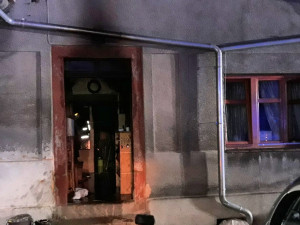FOTO: Hasiči resuscitovali kočku a z hořícího domu zachránili také králíka