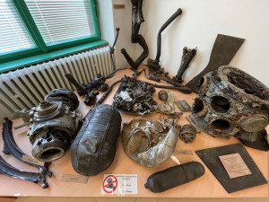 Deset amerických letců zahynulo před 80 lety v sestřeleném bombardéru poblíž Nepomuku. Trosky vystavuje muzeum