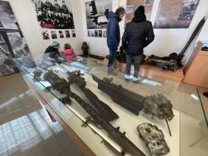 Deset amerických letců zahynulo před 80 lety v sestřeleném bombardéru poblíž Nepomuku. Trosky vystavuje muzeum