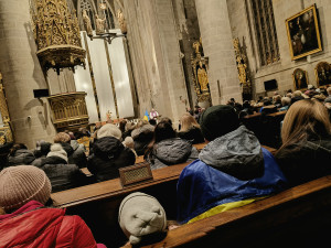 Zaplněná katedrála sv. Bartoloměje v Plzni se modlila za Ukrajinu, dorazili lidé všech generací