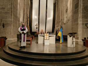 Zaplněná katedrála sv. Bartoloměje v Plzni se modlila za Ukrajinu, dorazili lidé všech generací