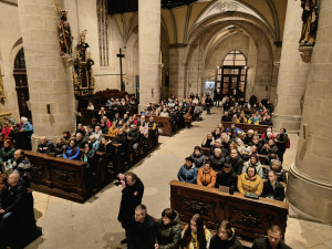 Zaplněná katedrála sv. Bartoloměje v Plzni se modlila za Ukrajinu, dorazili lidé všech generací